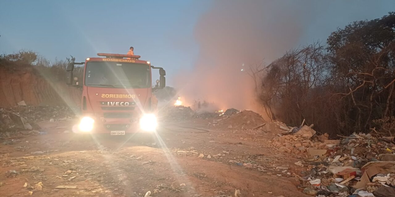 Incêndio em aterro sanitário mobiliza Bombeiros, em Itapecerica