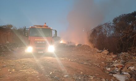 Incêndio em aterro sanitário mobiliza Bombeiros, em Itapecerica