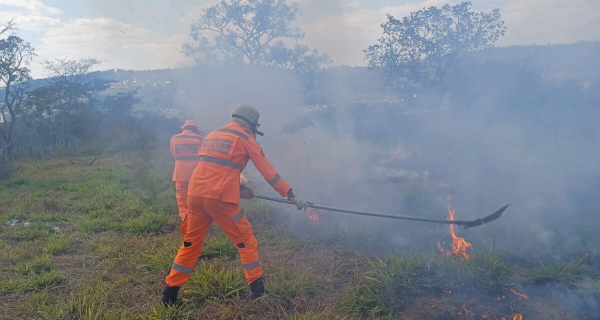 Incêndio foi registrado no bairro Residencial dos Lagos, em Formiga