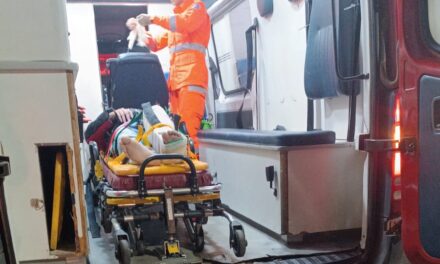 Jovem de 19 anos sofre grave acidente de moto e é encaminhado para sala vermelha, em Formiga