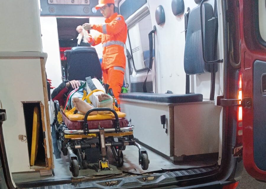Jovem de 19 anos sofre grave acidente de moto e é encaminhado para sala vermelha, em Formiga