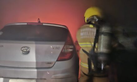 Incêndio em veículo mobiliza bombeiros no bairro Davis, em Campo Belo