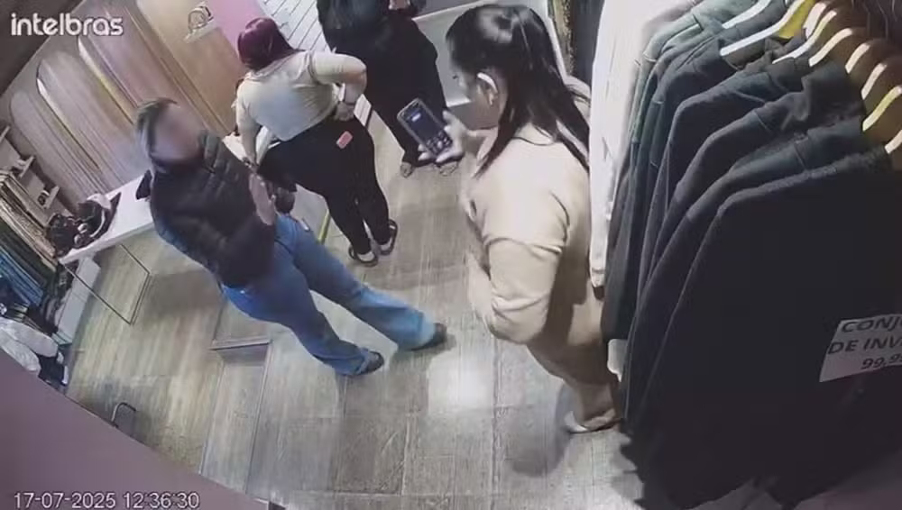 Dona de loja tranca cliente suspeita de furtar roupas até a chegada da PM, em Divinópolis