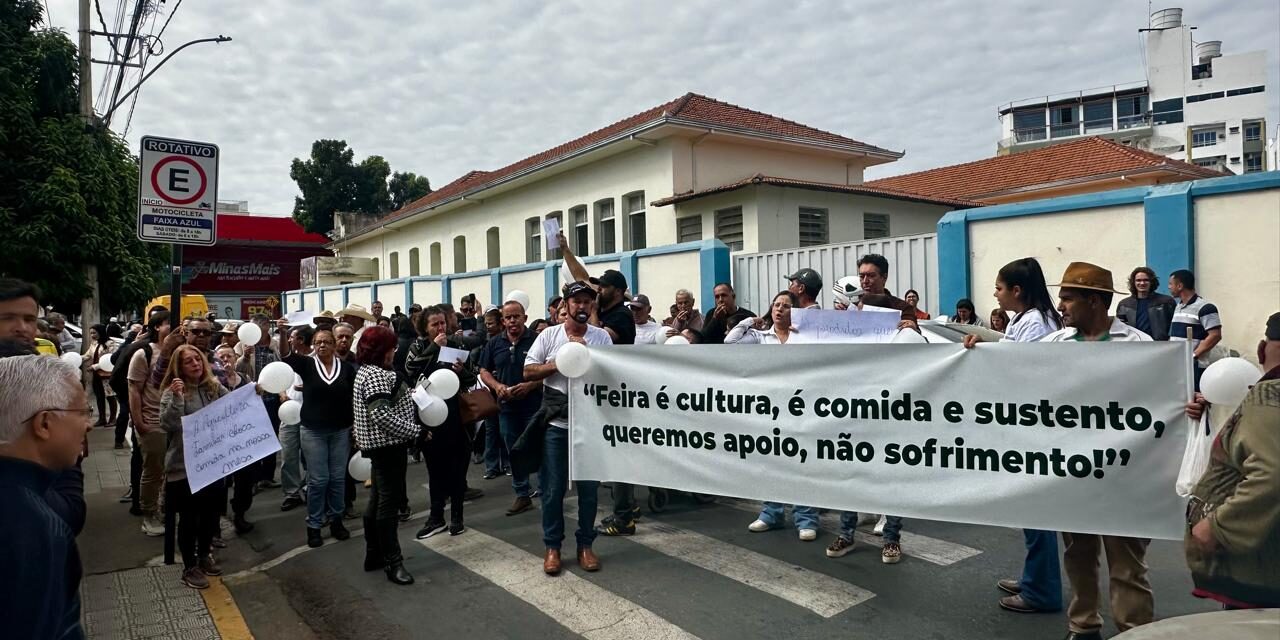 Feirantes protestam na porta da Prefeitura após apreensão de alimentos; Prefeitura promete apoio, mas reforça rigor sanitário