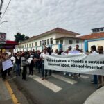 Feirantes protestam na porta da Prefeitura após apreensão de alimentos; Prefeitura promete apoio, mas reforça rigor sanitário