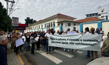 Feirantes protestam na porta da Prefeitura após apreensão de alimentos; Prefeitura promete apoio, mas reforça rigor sanitário