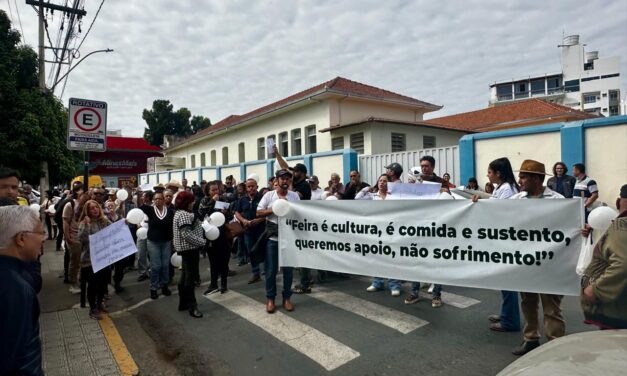 Feirantes protestam na porta da Prefeitura após apreensão de alimentos; Prefeitura promete apoio, mas reforça rigor sanitário