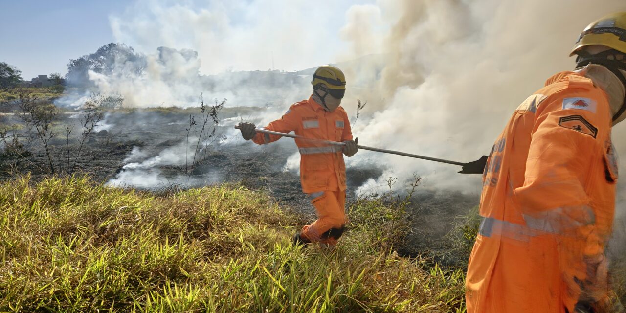 Incêndio atinge lote vago no bairro Ecoville em Campo Belo
