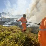 Incêndio atinge lote vago no bairro Ecoville em Campo Belo