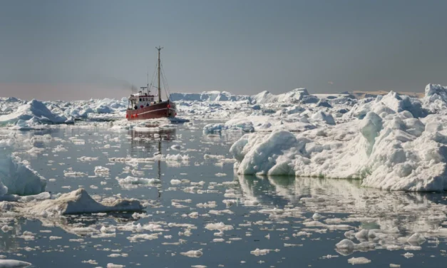 Iceberg gigante ameaça vila na costa da Groenlândia; entenda