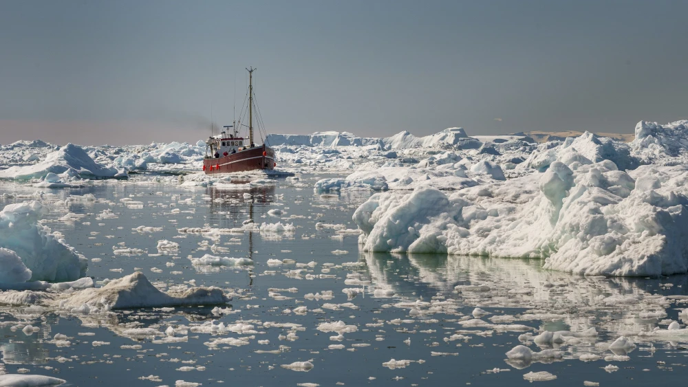 Iceberg gigante ameaça vila na costa da Groenlândia; entenda