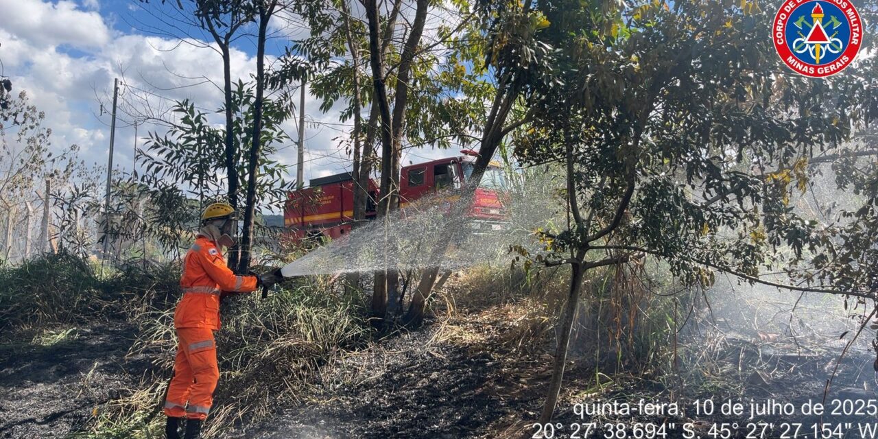 Bombeiros combatem incêndio em área urbana no bairro Santana Dois, em Formiga