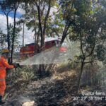Bombeiros combatem incêndio em área urbana no bairro Santana Dois em Formiga