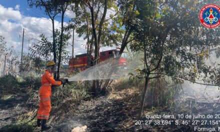 Bombeiros combatem incêndio em área urbana no bairro Santana Dois, em Formiga