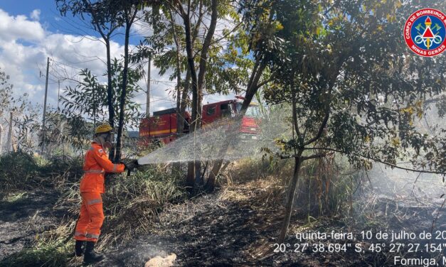 Bombeiros combatem incêndio em área urbana no bairro Santana Dois, em Formiga
