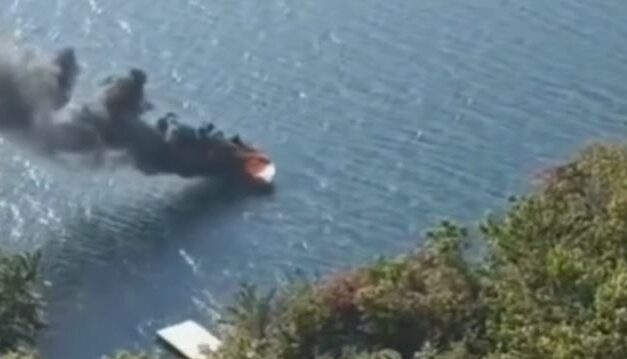 Lancha pega fogo após abastecer em Capitólio