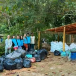 Mutirão em Ilha Grande acha lixo vindo da China, Argentina e Etiópia