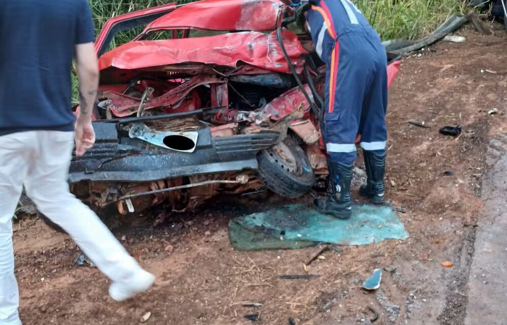 Duas pessoas morrem após batida entre carro e caminhão na MG-176