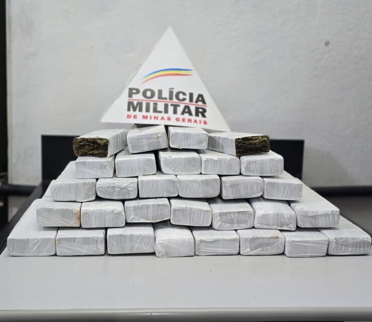 Polícia Militar apreende 29 barras de maconha em veículo na entrada de Arcos