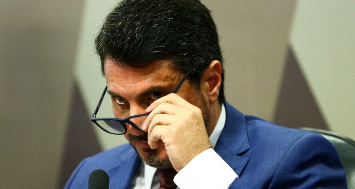 Marcos do Val ignora STF e viaja para os Estados Unidos apesar de bloqueio do passaporte diplomático