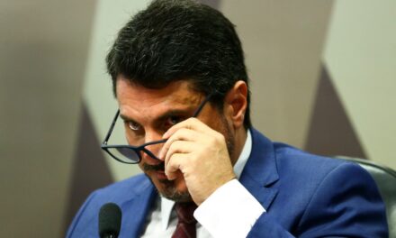 Marcos do Val ignora STF e viaja para os Estados Unidos apesar de bloqueio do passaporte diplomático
