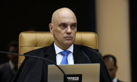 STF dispensa depoimentos de Carlos e Eduardo Bolsonaro na ação da tentativa de golpe