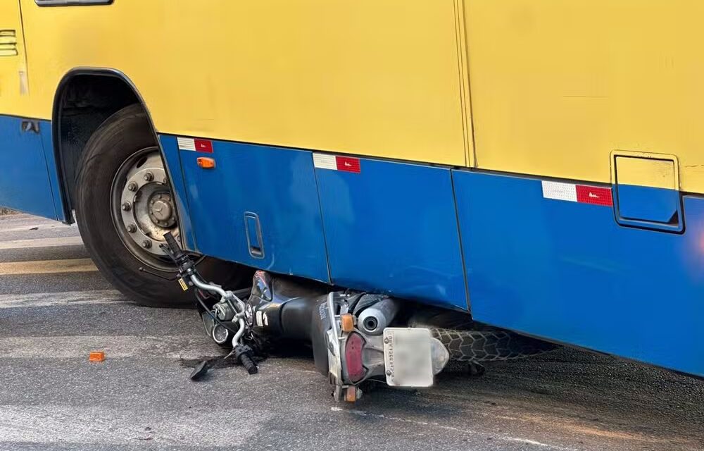 Moto para embaixo de ônibus do transporte coletivo após acidente em Divinópolis