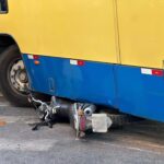 Moto para embaixo de ônibus do transporte coletivo após acidente em Divinópolis