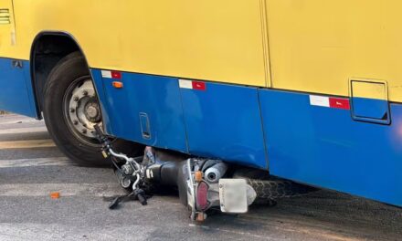 Moto para embaixo de ônibus do transporte coletivo após acidente em Divinópolis
