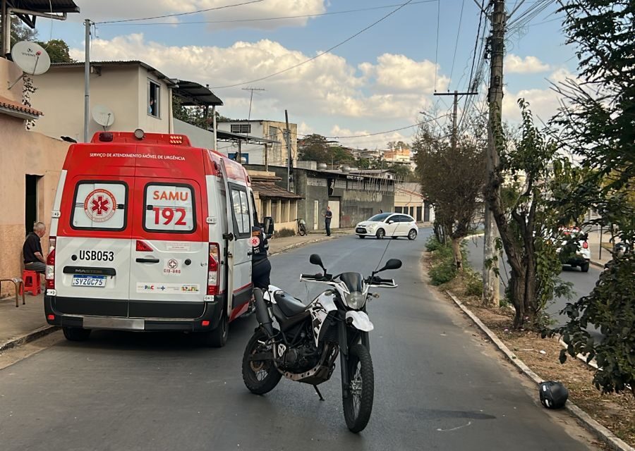 Motociclista cai após se enroscar em fio de telefonia solto em avenida de Formiga
