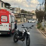 Motociclista cai após se enroscar em fio de telefonia solto em avenida de Formiga