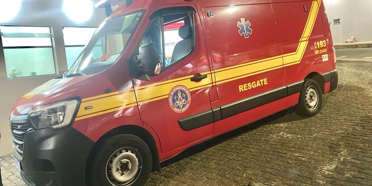 Vítima de queda é atendida pelo Corpo de Bombeiros no Centro de Oliveira