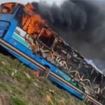Ônibus pega fogo no Anel Rodoviário, em BH, e fica completamente destruído