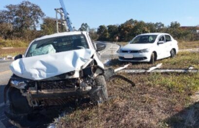 Acidente entre dois carros é registrado no trevo de acesso a Perdigão