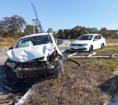 Acidente entre dois carros é registrado no trevo de acesso a Perdigão