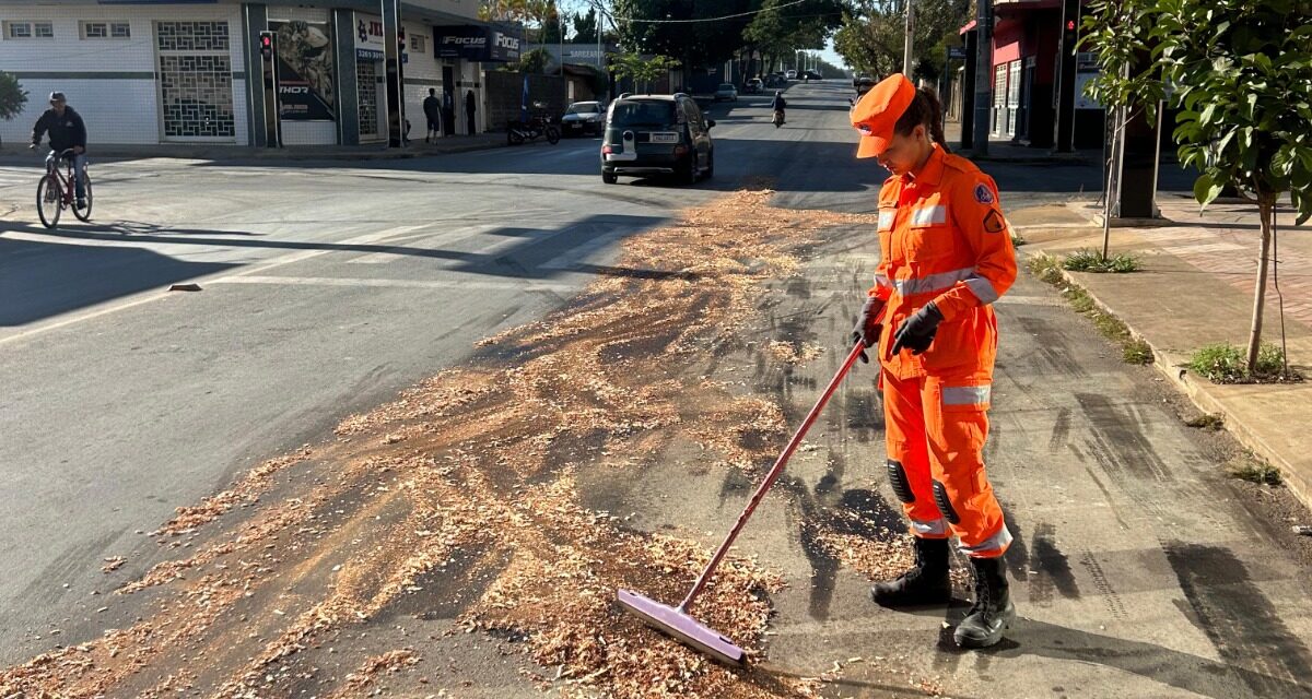 Perigo de derrapagem na Av. José Bernardes Maciel mobiliza bombeiros, em Lagoa da Prata