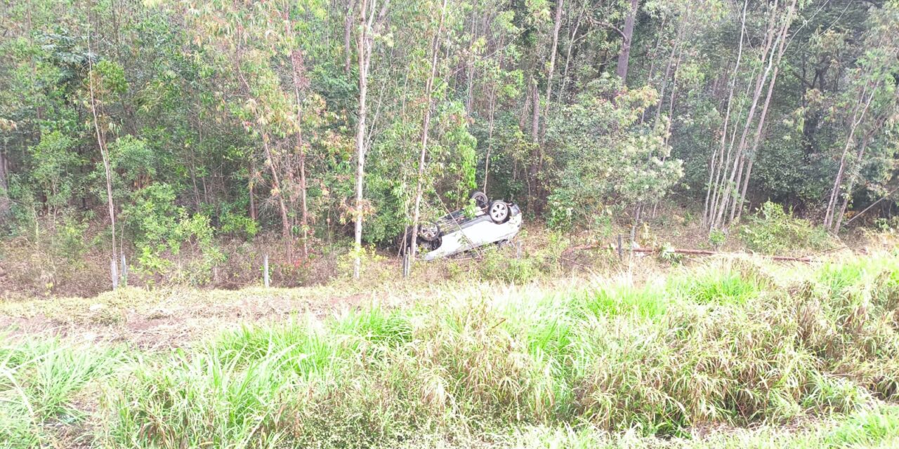 Veículo cai em ribanceira após colisão na MG-050