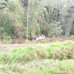 Veículo cai em ribanceira após colisão na MG-050