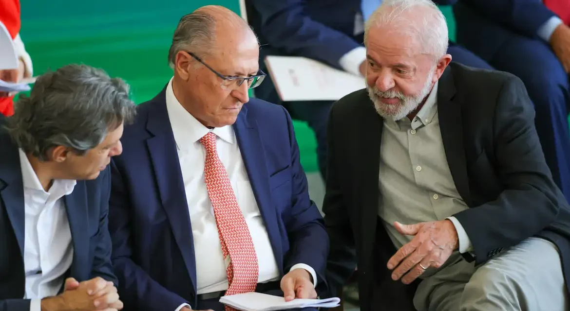 Governo vai trabalhar para reverter taxação dos EUA, diz Alckmin