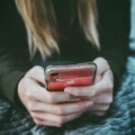BH: jovem marca encontro no Tinder, é roubada e sofre tentativa de estupro