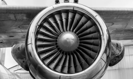 Homem invade pista de aeroporto e morre ao ser engolido por turbina de avião na Itália