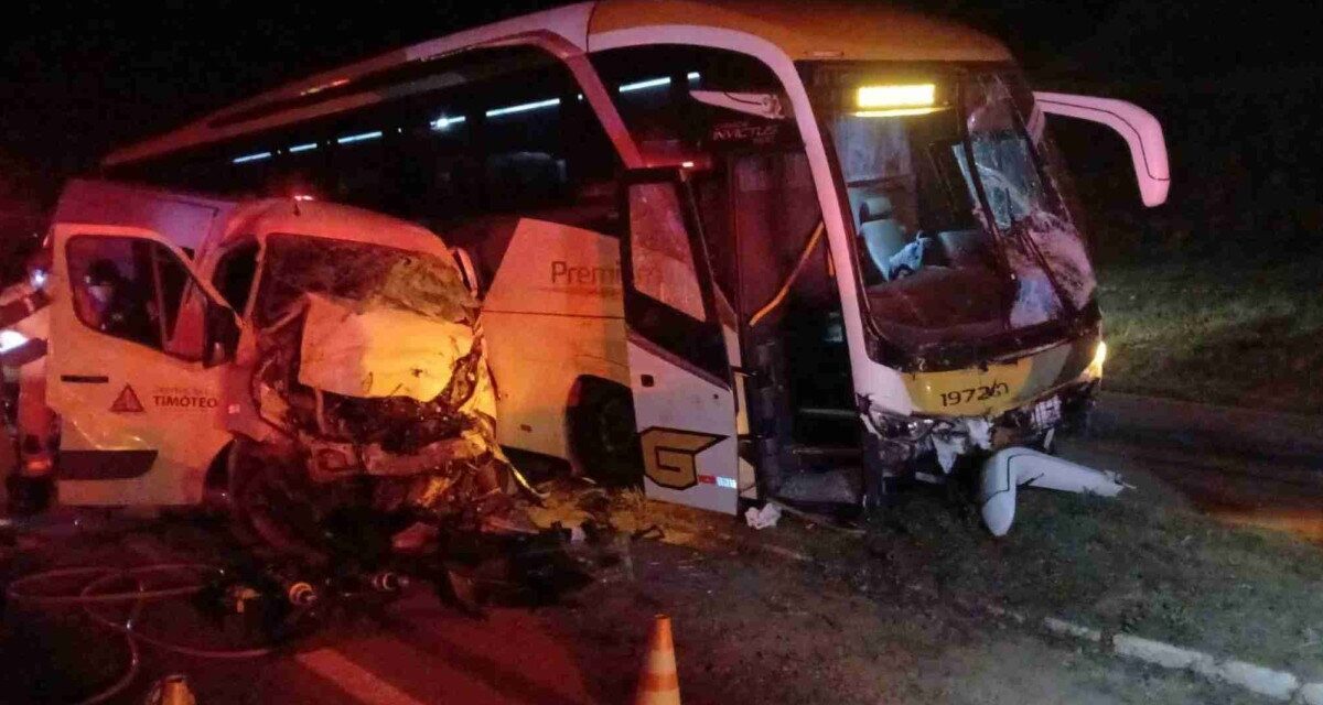 Duas pessoas morrem em batida entre van de prefeitura e ônibus na BR-381