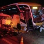 Duas pessoas morrem em batida entre van de prefeitura e ônibus na BR-381