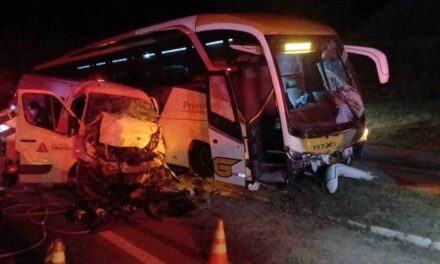 Duas pessoas morrem em batida entre van de prefeitura e ônibus na BR-381