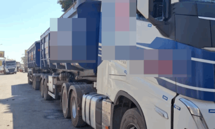Motorista é resgatado inconsciente em cabine de carreta, em Arcos