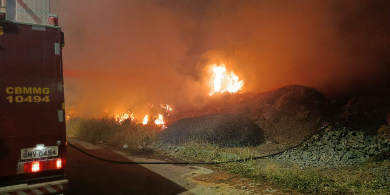 Incêndio em lote vago mobiliza Corpo de Bombeiros em Formiga