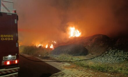 Incêndio em lote vago mobiliza Corpo de Bombeiros em Formiga