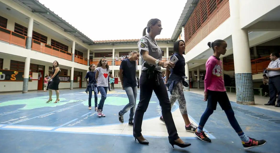 Estudantes se articulam contra modelo cívico-militar em Minas