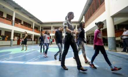 Estudantes se articulam contra modelo cívico-militar em Minas