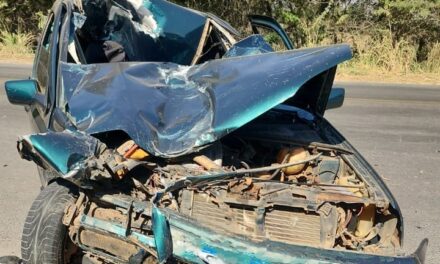 Colisão entre carro e caminhão deixa três pessoas feridas na BR-354 em Arcos